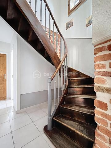 Exclusivité BSK IMMOBILIER – Montluel, Cordieux proche de toutes commodités et commerces

Laissez-vous séduire par ce magnifique corps de ferme entièrement réaménagé, offrant 300,14 m² habitables sur un terrain plat et arboré de 1892 m², sans vis-à-vis.
Alliant le charme de l’ancien au confort contemporain, cette propriété se distingue par ses volumes généreux, ses espaces ouverts et ses pièces baignées de lumière.

Au rez-de-chaussée :
Vous découvrirez une superbe pièce de vie d’environ 75 m² comprenant un hall d’entrée, un vaste salon/salle à manger ainsi qu’une cuisine équipée avec électroménager de qualité.
Une belle chambre, une salle d'eau et un wc séparé.
Une buanderie et un cellier complètent cet espace fonctionnel.
Vous trouverez également une grande salle de jeux avec rangements, pouvant aisément faire office de chambre selon vos besoins.
De nombreux rangements sont présents à ce niveau.

À l’étage :
L’espace nuit se compose de cinq belles chambres aux surfaces confortables :
23,26 m² – 19,96 m² – 15,03 m² – 14,77 m² et 15,72 m². Vous disposerez également de deux salles de bains et de deux WC .
Les chambres sont équipées de dressings, offrant un confort optimal.

Ce corps de ferme offre de multiples possibilités : grande famille, résidence secondaire, projet de chambres d’hôtes ou activité indépendante.
Les espaces ont été pensés pour le confort au quotidien et chaque pièce bénéficie d’une belle luminosité grâce aux nombreuses ouvertures.

À l’extérieur : 
Le cadre est tout aussi agréable et propose des prestations de qualité :
Un appentis de plus de 20 m², idéal pour partager des repas conviviaux en extérieur
Un spacieux garage avec carport accolé
Un atelier de bricolage
Un authentique four abrité de 11 m², parfait pour les amateurs de cuisine traditionnelle
Un terrain plat, arboré et sans vis-à-vis
Un véritable espace extérieur propice aux repas en famille et aux moments de détente.

Un bien rare, offrant espace et qualité de vie dans un environnement privilégié.
N’hésitez pas à me contacter pour plus d’informations ou pour organiser une visite !