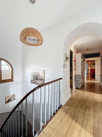 Exclusivité BSK IMMOBILIER – Montluel, Cordieux proche de toutes commodités et commerces

Laissez-vous séduire par ce magnifique corps de ferme entièrement réaménagé, offrant 300,14 m² habitables sur un terrain plat et arboré de 1892 m², sans vis-à-vis.
Alliant le charme de l’ancien au confort contemporain, cette propriété se distingue par ses volumes généreux, ses espaces ouverts et ses pièces baignées de lumière.

Au rez-de-chaussée :
Vous découvrirez une superbe pièce de vie d’environ 75 m² comprenant un hall d’entrée, un vaste salon/salle à manger ainsi qu’une cuisine équipée avec électroménager de qualité.
Une belle chambre, une salle d'eau et un wc séparé.
Une buanderie et un cellier complètent cet espace fonctionnel.
Vous trouverez également une grande salle de jeux avec rangements, pouvant aisément faire office de chambre selon vos besoins.
De nombreux rangements sont présents à ce niveau.

À l’étage :
L’espace nuit se compose de cinq belles chambres aux surfaces confortables :
23,26 m² – 19,96 m² – 15,03 m² – 14,77 m² et 15,72 m². Vous disposerez également de deux salles de bains et de deux WC .
Les chambres sont équipées de dressings, offrant un confort optimal.

Ce corps de ferme offre de multiples possibilités : grande famille, résidence secondaire, projet de chambres d’hôtes ou activité indépendante.
Les espaces ont été pensés pour le confort au quotidien et chaque pièce bénéficie d’une belle luminosité grâce aux nombreuses ouvertures.

À l’extérieur : 
Le cadre est tout aussi agréable et propose des prestations de qualité :
Un appentis de plus de 20 m², idéal pour partager des repas conviviaux en extérieur
Un spacieux garage avec carport accolé
Un atelier de bricolage
Un authentique four abrité de 11 m², parfait pour les amateurs de cuisine traditionnelle
Un terrain plat, arboré et sans vis-à-vis
Un véritable espace extérieur propice aux repas en famille et aux moments de détente.

Un bien rare, offrant espace et qualité de vie dans un environnement privilégié.
N’hésitez pas à me contacter pour plus d’informations ou pour organiser une visite !