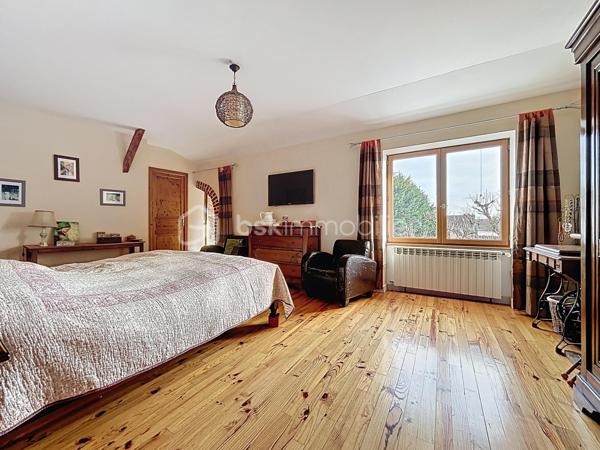 Exclusivité BSK IMMOBILIER – Montluel, Cordieux proche de toutes commodités et commerces

Laissez-vous séduire par ce magnifique corps de ferme entièrement réaménagé, offrant 300,14 m² habitables sur un terrain plat et arboré de 1892 m², sans vis-à-vis.
Alliant le charme de l’ancien au confort contemporain, cette propriété se distingue par ses volumes généreux, ses espaces ouverts et ses pièces baignées de lumière.

Au rez-de-chaussée :
Vous découvrirez une superbe pièce de vie d’environ 75 m² comprenant un hall d’entrée, un vaste salon/salle à manger ainsi qu’une cuisine équipée avec électroménager de qualité.
Une belle chambre, une salle d'eau et un wc séparé.
Une buanderie et un cellier complètent cet espace fonctionnel.
Vous trouverez également une grande salle de jeux avec rangements, pouvant aisément faire office de chambre selon vos besoins.
De nombreux rangements sont présents à ce niveau.

À l’étage :
L’espace nuit se compose de cinq belles chambres aux surfaces confortables :
23,26 m² – 19,96 m² – 15,03 m² – 14,77 m² et 15,72 m². Vous disposerez également de deux salles de bains et de deux WC .
Les chambres sont équipées de dressings, offrant un confort optimal.

Ce corps de ferme offre de multiples possibilités : grande famille, résidence secondaire, projet de chambres d’hôtes ou activité indépendante.
Les espaces ont été pensés pour le confort au quotidien et chaque pièce bénéficie d’une belle luminosité grâce aux nombreuses ouvertures.

À l’extérieur : 
Le cadre est tout aussi agréable et propose des prestations de qualité :
Un appentis de plus de 20 m², idéal pour partager des repas conviviaux en extérieur
Un spacieux garage avec carport accolé
Un atelier de bricolage
Un authentique four abrité de 11 m², parfait pour les amateurs de cuisine traditionnelle
Un terrain plat, arboré et sans vis-à-vis
Un véritable espace extérieur propice aux repas en famille et aux moments de détente.

Un bien rare, offrant espace et qualité de vie dans un environnement privilégié.
N’hésitez pas à me contacter pour plus d’informations ou pour organiser une visite !