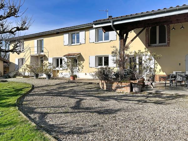 Exclusivité BSK IMMOBILIER – Montluel, Cordieux proche de toutes commodités et commerces

Laissez-vous séduire par ce magnifique corps de ferme entièrement réaménagé, offrant 300,14 m² habitables sur un terrain plat et arboré de 1892 m², sans vis-à-vis.
Alliant le charme de l’ancien au confort contemporain, cette propriété se distingue par ses volumes généreux, ses espaces ouverts et ses pièces baignées de lumière.

Au rez-de-chaussée :
Vous découvrirez une superbe pièce de vie d’environ 75 m² comprenant un hall d’entrée, un vaste salon/salle à manger ainsi qu’une cuisine équipée avec électroménager de qualité.
Une belle chambre, une salle d'eau et un wc séparé.
Une buanderie et un cellier complètent cet espace fonctionnel.
Vous trouverez également une grande salle de jeux avec rangements, pouvant aisément faire office de chambre selon vos besoins.
De nombreux rangements sont présents à ce niveau.

À l’étage :
L’espace nuit se compose de cinq belles chambres aux surfaces confortables :
23,26 m² – 19,96 m² – 15,03 m² – 14,77 m² et 15,72 m². Vous disposerez également de deux salles de bains et de deux WC .
Les chambres sont équipées de dressings, offrant un confort optimal.

Ce corps de ferme offre de multiples possibilités : grande famille, résidence secondaire, projet de chambres d’hôtes ou activité indépendante.
Les espaces ont été pensés pour le confort au quotidien et chaque pièce bénéficie d’une belle luminosité grâce aux nombreuses ouvertures.

À l’extérieur : 
Le cadre est tout aussi agréable et propose des prestations de qualité :
Un appentis de plus de 20 m², idéal pour partager des repas conviviaux en extérieur
Un spacieux garage avec carport accolé
Un atelier de bricolage
Un authentique four abrité de 11 m², parfait pour les amateurs de cuisine traditionnelle
Un terrain plat, arboré et sans vis-à-vis
Un véritable espace extérieur propice aux repas en famille et aux moments de détente.

Un bien rare, offrant espace et qualité de vie dans un environnement privilégié.
N’hésitez pas à me contacter pour plus d’informations ou pour organiser une visite !