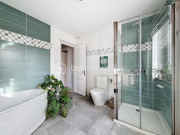 Exclusivité BSK IMMOBILIER – Montluel, Cordieux proche de toutes commodités et commerces

Laissez-vous séduire par ce magnifique corps de ferme entièrement réaménagé, offrant 300,14 m² habitables sur un terrain plat et arboré de 1892 m², sans vis-à-vis.
Alliant le charme de l’ancien au confort contemporain, cette propriété se distingue par ses volumes généreux, ses espaces ouverts et ses pièces baignées de lumière.

Au rez-de-chaussée :
Vous découvrirez une superbe pièce de vie d’environ 75 m² comprenant un hall d’entrée, un vaste salon/salle à manger ainsi qu’une cuisine équipée avec électroménager de qualité.
Une belle chambre, une salle d'eau et un wc séparé.
Une buanderie et un cellier complètent cet espace fonctionnel.
Vous trouverez également une grande salle de jeux avec rangements, pouvant aisément faire office de chambre selon vos besoins.
De nombreux rangements sont présents à ce niveau.

À l’étage :
L’espace nuit se compose de cinq belles chambres aux surfaces confortables :
23,26 m² – 19,96 m² – 15,03 m² – 14,77 m² et 15,72 m². Vous disposerez également de deux salles de bains et de deux WC .
Les chambres sont équipées de dressings, offrant un confort optimal.

Ce corps de ferme offre de multiples possibilités : grande famille, résidence secondaire, projet de chambres d’hôtes ou activité indépendante.
Les espaces ont été pensés pour le confort au quotidien et chaque pièce bénéficie d’une belle luminosité grâce aux nombreuses ouvertures.

À l’extérieur : 
Le cadre est tout aussi agréable et propose des prestations de qualité :
Un appentis de plus de 20 m², idéal pour partager des repas conviviaux en extérieur
Un spacieux garage avec carport accolé
Un atelier de bricolage
Un authentique four abrité de 11 m², parfait pour les amateurs de cuisine traditionnelle
Un terrain plat, arboré et sans vis-à-vis
Un véritable espace extérieur propice aux repas en famille et aux moments de détente.

Un bien rare, offrant espace et qualité de vie dans un environnement privilégié.
N’hésitez pas à me contacter pour plus d’informations ou pour organiser une visite !