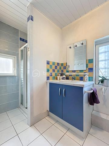 Exclusivité BSK IMMOBILIER – Montluel, Cordieux proche de toutes commodités et commerces

Laissez-vous séduire par ce magnifique corps de ferme entièrement réaménagé, offrant 300,14 m² habitables sur un terrain plat et arboré de 1892 m², sans vis-à-vis.
Alliant le charme de l’ancien au confort contemporain, cette propriété se distingue par ses volumes généreux, ses espaces ouverts et ses pièces baignées de lumière.

Au rez-de-chaussée :
Vous découvrirez une superbe pièce de vie d’environ 75 m² comprenant un hall d’entrée, un vaste salon/salle à manger ainsi qu’une cuisine équipée avec électroménager de qualité.
Une belle chambre, une salle d'eau et un wc séparé.
Une buanderie et un cellier complètent cet espace fonctionnel.
Vous trouverez également une grande salle de jeux avec rangements, pouvant aisément faire office de chambre selon vos besoins.
De nombreux rangements sont présents à ce niveau.

À l’étage :
L’espace nuit se compose de cinq belles chambres aux surfaces confortables :
23,26 m² – 19,96 m² – 15,03 m² – 14,77 m² et 15,72 m². Vous disposerez également de deux salles de bains et de deux WC .
Les chambres sont équipées de dressings, offrant un confort optimal.

Ce corps de ferme offre de multiples possibilités : grande famille, résidence secondaire, projet de chambres d’hôtes ou activité indépendante.
Les espaces ont été pensés pour le confort au quotidien et chaque pièce bénéficie d’une belle luminosité grâce aux nombreuses ouvertures.

À l’extérieur : 
Le cadre est tout aussi agréable et propose des prestations de qualité :
Un appentis de plus de 20 m², idéal pour partager des repas conviviaux en extérieur
Un spacieux garage avec carport accolé
Un atelier de bricolage
Un authentique four abrité de 11 m², parfait pour les amateurs de cuisine traditionnelle
Un terrain plat, arboré et sans vis-à-vis
Un véritable espace extérieur propice aux repas en famille et aux moments de détente.

Un bien rare, offrant espace et qualité de vie dans un environnement privilégié.
N’hésitez pas à me contacter pour plus d’informations ou pour organiser une visite !