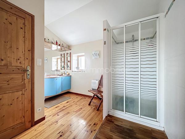 Exclusivité BSK IMMOBILIER – Montluel, Cordieux proche de toutes commodités et commerces

Laissez-vous séduire par ce magnifique corps de ferme entièrement réaménagé, offrant 300,14 m² habitables sur un terrain plat et arboré de 1892 m², sans vis-à-vis.
Alliant le charme de l’ancien au confort contemporain, cette propriété se distingue par ses volumes généreux, ses espaces ouverts et ses pièces baignées de lumière.

Au rez-de-chaussée :
Vous découvrirez une superbe pièce de vie d’environ 75 m² comprenant un hall d’entrée, un vaste salon/salle à manger ainsi qu’une cuisine équipée avec électroménager de qualité.
Une belle chambre, une salle d'eau et un wc séparé.
Une buanderie et un cellier complètent cet espace fonctionnel.
Vous trouverez également une grande salle de jeux avec rangements, pouvant aisément faire office de chambre selon vos besoins.
De nombreux rangements sont présents à ce niveau.

À l’étage :
L’espace nuit se compose de cinq belles chambres aux surfaces confortables :
23,26 m² – 19,96 m² – 15,03 m² – 14,77 m² et 15,72 m². Vous disposerez également de deux salles de bains et de deux WC .
Les chambres sont équipées de dressings, offrant un confort optimal.

Ce corps de ferme offre de multiples possibilités : grande famille, résidence secondaire, projet de chambres d’hôtes ou activité indépendante.
Les espaces ont été pensés pour le confort au quotidien et chaque pièce bénéficie d’une belle luminosité grâce aux nombreuses ouvertures.

À l’extérieur : 
Le cadre est tout aussi agréable et propose des prestations de qualité :
Un appentis de plus de 20 m², idéal pour partager des repas conviviaux en extérieur
Un spacieux garage avec carport accolé
Un atelier de bricolage
Un authentique four abrité de 11 m², parfait pour les amateurs de cuisine traditionnelle
Un terrain plat, arboré et sans vis-à-vis
Un véritable espace extérieur propice aux repas en famille et aux moments de détente.

Un bien rare, offrant espace et qualité de vie dans un environnement privilégié.
N’hésitez pas à me contacter pour plus d’informations ou pour organiser une visite !