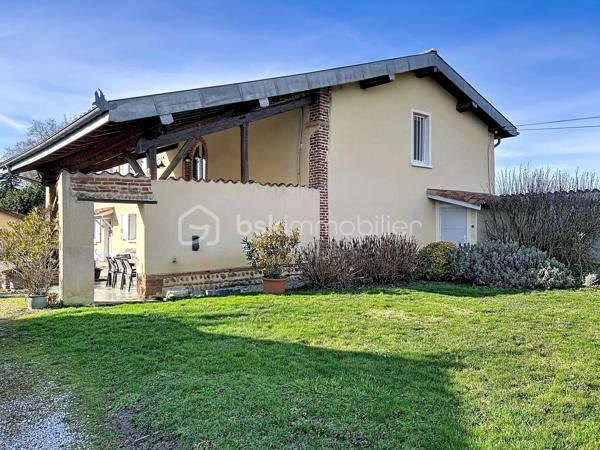 Exclusivité BSK IMMOBILIER – Montluel, Cordieux proche de toutes commodités et commerces

Laissez-vous séduire par ce magnifique corps de ferme entièrement réaménagé, offrant 300,14 m² habitables sur un terrain plat et arboré de 1892 m², sans vis-à-vis.
Alliant le charme de l’ancien au confort contemporain, cette propriété se distingue par ses volumes généreux, ses espaces ouverts et ses pièces baignées de lumière.

Au rez-de-chaussée :
Vous découvrirez une superbe pièce de vie d’environ 75 m² comprenant un hall d’entrée, un vaste salon/salle à manger ainsi qu’une cuisine équipée avec électroménager de qualité.
Une belle chambre, une salle d'eau et un wc séparé.
Une buanderie et un cellier complètent cet espace fonctionnel.
Vous trouverez également une grande salle de jeux avec rangements, pouvant aisément faire office de chambre selon vos besoins.
De nombreux rangements sont présents à ce niveau.

À l’étage :
L’espace nuit se compose de cinq belles chambres aux surfaces confortables :
23,26 m² – 19,96 m² – 15,03 m² – 14,77 m² et 15,72 m². Vous disposerez également de deux salles de bains et de deux WC .
Les chambres sont équipées de dressings, offrant un confort optimal.

Ce corps de ferme offre de multiples possibilités : grande famille, résidence secondaire, projet de chambres d’hôtes ou activité indépendante.
Les espaces ont été pensés pour le confort au quotidien et chaque pièce bénéficie d’une belle luminosité grâce aux nombreuses ouvertures.

À l’extérieur : 
Le cadre est tout aussi agréable et propose des prestations de qualité :
Un appentis de plus de 20 m², idéal pour partager des repas conviviaux en extérieur
Un spacieux garage avec carport accolé
Un atelier de bricolage
Un authentique four abrité de 11 m², parfait pour les amateurs de cuisine traditionnelle
Un terrain plat, arboré et sans vis-à-vis
Un véritable espace extérieur propice aux repas en famille et aux moments de détente.

Un bien rare, offrant espace et qualité de vie dans un environnement privilégié.
N’hésitez pas à me contacter pour plus d’informations ou pour organiser une visite !