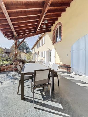 Exclusivité BSK IMMOBILIER – Montluel, Cordieux proche de toutes commodités et commerces

Laissez-vous séduire par ce magnifique corps de ferme entièrement réaménagé, offrant 300,14 m² habitables sur un terrain plat et arboré de 1892 m², sans vis-à-vis.
Alliant le charme de l’ancien au confort contemporain, cette propriété se distingue par ses volumes généreux, ses espaces ouverts et ses pièces baignées de lumière.

Au rez-de-chaussée :
Vous découvrirez une superbe pièce de vie d’environ 75 m² comprenant un hall d’entrée, un vaste salon/salle à manger ainsi qu’une cuisine équipée avec électroménager de qualité.
Une belle chambre, une salle d'eau et un wc séparé.
Une buanderie et un cellier complètent cet espace fonctionnel.
Vous trouverez également une grande salle de jeux avec rangements, pouvant aisément faire office de chambre selon vos besoins.
De nombreux rangements sont présents à ce niveau.

À l’étage :
L’espace nuit se compose de cinq belles chambres aux surfaces confortables :
23,26 m² – 19,96 m² – 15,03 m² – 14,77 m² et 15,72 m². Vous disposerez également de deux salles de bains et de deux WC .
Les chambres sont équipées de dressings, offrant un confort optimal.

Ce corps de ferme offre de multiples possibilités : grande famille, résidence secondaire, projet de chambres d’hôtes ou activité indépendante.
Les espaces ont été pensés pour le confort au quotidien et chaque pièce bénéficie d’une belle luminosité grâce aux nombreuses ouvertures.

À l’extérieur : 
Le cadre est tout aussi agréable et propose des prestations de qualité :
Un appentis de plus de 20 m², idéal pour partager des repas conviviaux en extérieur
Un spacieux garage avec carport accolé
Un atelier de bricolage
Un authentique four abrité de 11 m², parfait pour les amateurs de cuisine traditionnelle
Un terrain plat, arboré et sans vis-à-vis
Un véritable espace extérieur propice aux repas en famille et aux moments de détente.

Un bien rare, offrant espace et qualité de vie dans un environnement privilégié.
N’hésitez pas à me contacter pour plus d’informations ou pour organiser une visite !