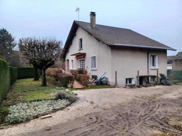 Maison construite avec de nobles matériaux,au calme et proche du centre de Sennecey