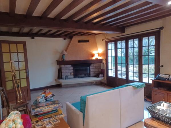 Maison construite avec de nobles matériaux,au calme et proche du centre de Sennecey