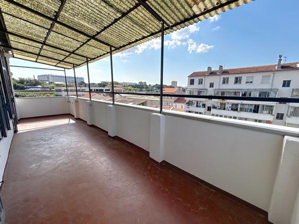 Marseille (13014) magnifique T2 avec grande terrasse vue sur la ville et mer