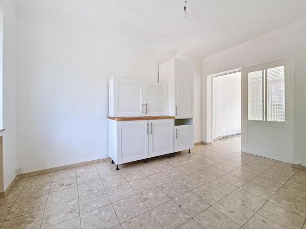 Maison familiale avec deux garages et atelier