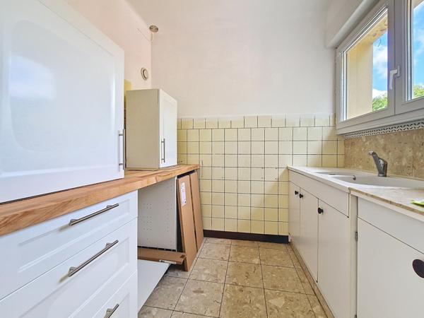 Maison familiale avec deux garages et atelier