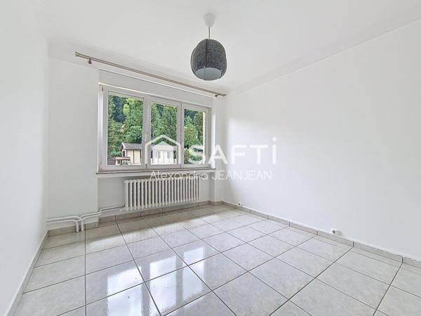 Maison familiale avec deux garages et atelier