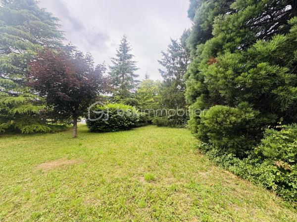 Dans un environnement paisible et agréable, venez découvrir ce beau terrain constructible d’environ 1 044 m², offrant un cadre idéal pour la réalisation de votre projet de vie. Non viabilisé et libre de constructeur, il vous laisse une totale liberté dans la conception et le choix de votre future habitation, selon vos envies et votre budget. Son emplacement au calme permet de profiter d’un cadre de vie privilégié tout en bénéficiant du potentiel nécessaire pour accueillir votre projet de construction. Une belle opportunité pour créer une maison à votre image dans un secteur recherché pour sa tranquillité.