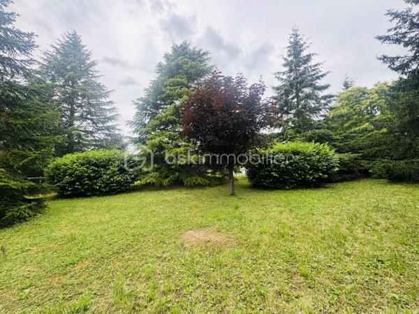 Dans un environnement paisible et agréable, venez découvrir ce beau terrain constructible d’environ 1 044 m², offrant un cadre idéal pour la réalisation de votre projet de vie. Non viabilisé et libre de constructeur, il vous laisse une totale liberté dans la conception et le choix de votre future habitation, selon vos envies et votre budget. Son emplacement au calme permet de profiter d’un cadre de vie privilégié tout en bénéficiant du potentiel nécessaire pour accueillir votre projet de construction. Une belle opportunité pour créer une maison à votre image dans un secteur recherché pour sa tranquillité.