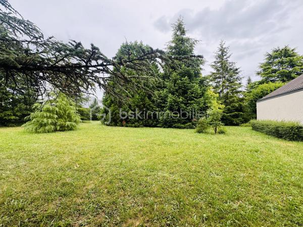 Dans un environnement paisible et agréable, venez découvrir ce beau terrain constructible d’environ 1 044 m², offrant un cadre idéal pour la réalisation de votre projet de vie. Non viabilisé et libre de constructeur, il vous laisse une totale liberté dans la conception et le choix de votre future habitation, selon vos envies et votre budget. Son emplacement au calme permet de profiter d’un cadre de vie privilégié tout en bénéficiant du potentiel nécessaire pour accueillir votre projet de construction. Une belle opportunité pour créer une maison à votre image dans un secteur recherché pour sa tranquillité.