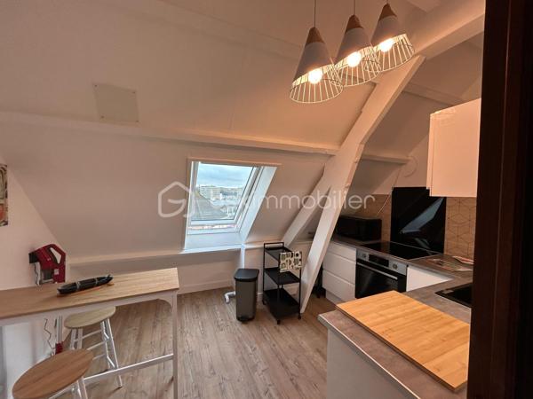 Idéal investisseur ! Venez découvrir cet immeuble composé de 3 appartements de type 3, offrant de beaux volumes et un fort potentiel locatif.

🔹 Chaque appartement comprend :
✔️ 2 chambres
✔️ cuisine
✔️ salon / salle à manger
✔️ salle de bain
✔️ WC

🔹 Caractéristiques de l’immeuble :
✔️ compteurs individuels
✔️ chauffage électrique
✔️ tout-à-l’égout
✔️ revenus locatifs déjà en place
✔️ colocation possible

📌 Composition :
• RDC : appartement loué => superficie 76m²
• 1er étage : appartement libre avec rafraîchissement à prévoir => superficie 70m²
• 2ème étage : appartement exploité en colocation => 50m² 

💡 Idéal pour :
• investissement locatif
• colocation
• location longue durée ou meublée

Taxe foncière : 3598€ 

📩 Pour plus d’informations ou organiser une visite, contactez-moi au 06 35 12 01 26

#ImmeubleDeRapport #InvestissementImmobilier #BoulogneSurMer #Investisseur #ImmobilierLocatif