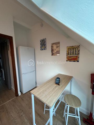 Idéal investisseur ! Venez découvrir cet immeuble composé de 3 appartements de type 3, offrant de beaux volumes et un fort potentiel locatif.

🔹 Chaque appartement comprend :
✔️ 2 chambres
✔️ cuisine
✔️ salon / salle à manger
✔️ salle de bain
✔️ WC

🔹 Caractéristiques de l’immeuble :
✔️ compteurs individuels
✔️ chauffage électrique
✔️ tout-à-l’égout
✔️ revenus locatifs déjà en place
✔️ colocation possible

📌 Composition :
• RDC : appartement loué => superficie 76m²
• 1er étage : appartement libre avec rafraîchissement à prévoir => superficie 70m²
• 2ème étage : appartement exploité en colocation => 50m² 

💡 Idéal pour :
• investissement locatif
• colocation
• location longue durée ou meublée

Taxe foncière : 3598€ 

📩 Pour plus d’informations ou organiser une visite, contactez-moi au 06 35 12 01 26

#ImmeubleDeRapport #InvestissementImmobilier #BoulogneSurMer #Investisseur #ImmobilierLocatif