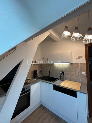 Idéal investisseur ! Venez découvrir cet immeuble composé de 3 appartements de type 3, offrant de beaux volumes et un fort potentiel locatif.

🔹 Chaque appartement comprend :
✔️ 2 chambres
✔️ cuisine
✔️ salon / salle à manger
✔️ salle de bain
✔️ WC

🔹 Caractéristiques de l’immeuble :
✔️ compteurs individuels
✔️ chauffage électrique
✔️ tout-à-l’égout
✔️ revenus locatifs déjà en place
✔️ colocation possible

📌 Composition :
• RDC : appartement loué => superficie 76m²
• 1er étage : appartement libre avec rafraîchissement à prévoir => superficie 70m²
• 2ème étage : appartement exploité en colocation => 50m² 

💡 Idéal pour :
• investissement locatif
• colocation
• location longue durée ou meublée

Taxe foncière : 3598€ 

📩 Pour plus d’informations ou organiser une visite, contactez-moi au 06 35 12 01 26

#ImmeubleDeRapport #InvestissementImmobilier #BoulogneSurMer #Investisseur #ImmobilierLocatif