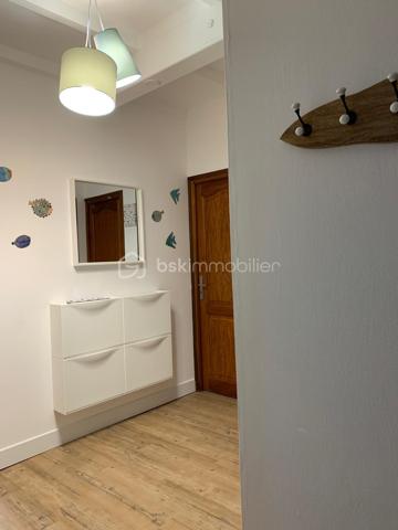Idéal investisseur ! Venez découvrir cet immeuble composé de 3 appartements de type 3, offrant de beaux volumes et un fort potentiel locatif.

🔹 Chaque appartement comprend :
✔️ 2 chambres
✔️ cuisine
✔️ salon / salle à manger
✔️ salle de bain
✔️ WC

🔹 Caractéristiques de l’immeuble :
✔️ compteurs individuels
✔️ chauffage électrique
✔️ tout-à-l’égout
✔️ revenus locatifs déjà en place
✔️ colocation possible

📌 Composition :
• RDC : appartement loué => superficie 76m²
• 1er étage : appartement libre avec rafraîchissement à prévoir => superficie 70m²
• 2ème étage : appartement exploité en colocation => 50m² 

💡 Idéal pour :
• investissement locatif
• colocation
• location longue durée ou meublée

Taxe foncière : 3598€ 

📩 Pour plus d’informations ou organiser une visite, contactez-moi au 06 35 12 01 26

#ImmeubleDeRapport #InvestissementImmobilier #BoulogneSurMer #Investisseur #ImmobilierLocatif