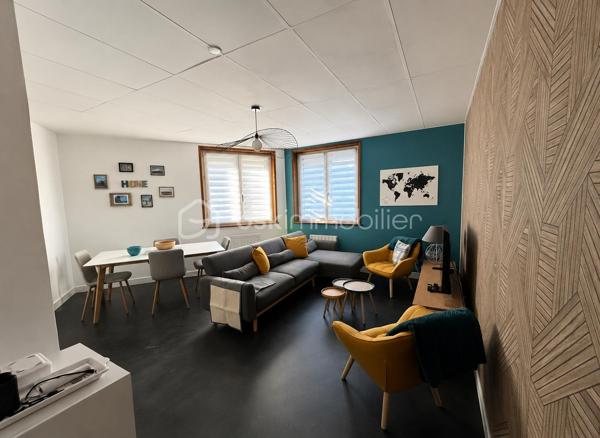 Idéal investisseur ! Venez découvrir cet immeuble composé de 3 appartements de type 3, offrant de beaux volumes et un fort potentiel locatif.

🔹 Chaque appartement comprend :
✔️ 2 chambres
✔️ cuisine
✔️ salon / salle à manger
✔️ salle de bain
✔️ WC

🔹 Caractéristiques de l’immeuble :
✔️ compteurs individuels
✔️ chauffage électrique
✔️ tout-à-l’égout
✔️ revenus locatifs déjà en place
✔️ colocation possible

📌 Composition :
• RDC : appartement loué => superficie 76m²
• 1er étage : appartement libre avec rafraîchissement à prévoir => superficie 70m²
• 2ème étage : appartement exploité en colocation => 50m² 

💡 Idéal pour :
• investissement locatif
• colocation
• location longue durée ou meublée

Taxe foncière : 3598€ 

📩 Pour plus d’informations ou organiser une visite, contactez-moi au 06 35 12 01 26

#ImmeubleDeRapport #InvestissementImmobilier #BoulogneSurMer #Investisseur #ImmobilierLocatif