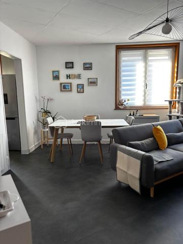 Idéal investisseur ! Venez découvrir cet immeuble composé de 3 appartements de type 3, offrant de beaux volumes et un fort potentiel locatif.

🔹 Chaque appartement comprend :
✔️ 2 chambres
✔️ cuisine
✔️ salon / salle à manger
✔️ salle de bain
✔️ WC

🔹 Caractéristiques de l’immeuble :
✔️ compteurs individuels
✔️ chauffage électrique
✔️ tout-à-l’égout
✔️ revenus locatifs déjà en place
✔️ colocation possible

📌 Composition :
• RDC : appartement loué => superficie 76m²
• 1er étage : appartement libre avec rafraîchissement à prévoir => superficie 70m²
• 2ème étage : appartement exploité en colocation => 50m² 

💡 Idéal pour :
• investissement locatif
• colocation
• location longue durée ou meublée

Taxe foncière : 3598€ 

📩 Pour plus d’informations ou organiser une visite, contactez-moi au 06 35 12 01 26

#ImmeubleDeRapport #InvestissementImmobilier #BoulogneSurMer #Investisseur #ImmobilierLocatif