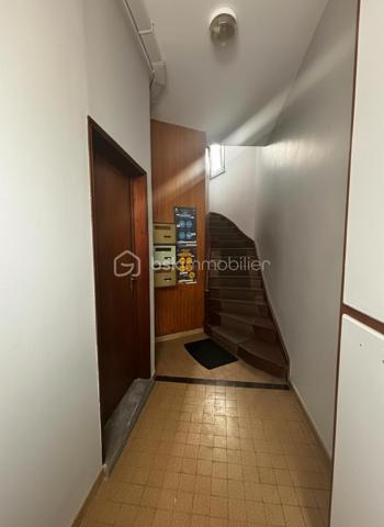 Idéal investisseur ! Venez découvrir cet immeuble composé de 3 appartements de type 3, offrant de beaux volumes et un fort potentiel locatif.

🔹 Chaque appartement comprend :
✔️ 2 chambres
✔️ cuisine
✔️ salon / salle à manger
✔️ salle de bain
✔️ WC

🔹 Caractéristiques de l’immeuble :
✔️ compteurs individuels
✔️ chauffage électrique
✔️ tout-à-l’égout
✔️ revenus locatifs déjà en place
✔️ colocation possible

📌 Composition :
• RDC : appartement loué => superficie 76m²
• 1er étage : appartement libre avec rafraîchissement à prévoir => superficie 70m²
• 2ème étage : appartement exploité en colocation => 50m² 

💡 Idéal pour :
• investissement locatif
• colocation
• location longue durée ou meublée

Taxe foncière : 3598€ 

📩 Pour plus d’informations ou organiser une visite, contactez-moi au 06 35 12 01 26

#ImmeubleDeRapport #InvestissementImmobilier #BoulogneSurMer #Investisseur #ImmobilierLocatif