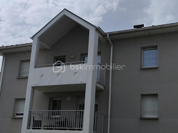 En exclusivité sur Mazingarde
Belle appartement F3
Aucun travaux a prévoir
2 chambres une de 12M2 l'autre de 9M2
Salle de séjour ouverte sur la cuisine 
Salle de bain avec baignoire
Toilette séparer 
Balcon donnant sur le parking
1 place de parking 
Vendu loué
Immeuble de 2012 
Très bien entretenue