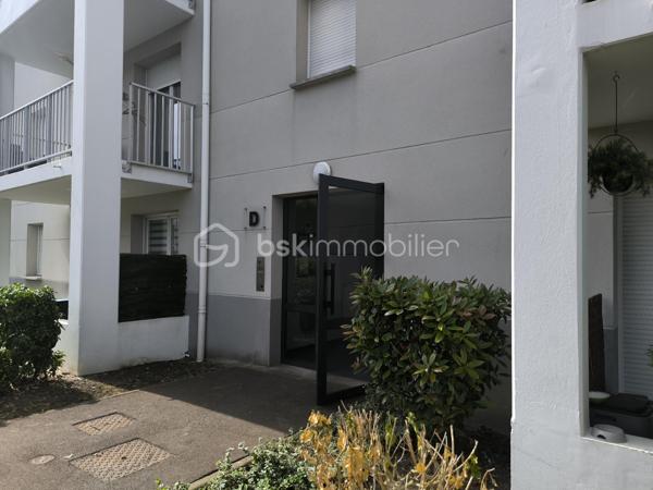 En exclusivité sur Mazingarde
Belle appartement F3
Aucun travaux a prévoir
2 chambres une de 12M2 l'autre de 9M2
Salle de séjour ouverte sur la cuisine 
Salle de bain avec baignoire
Toilette séparer 
Balcon donnant sur le parking
1 place de parking 
Vendu loué
Immeuble de 2012 
Très bien entretenue