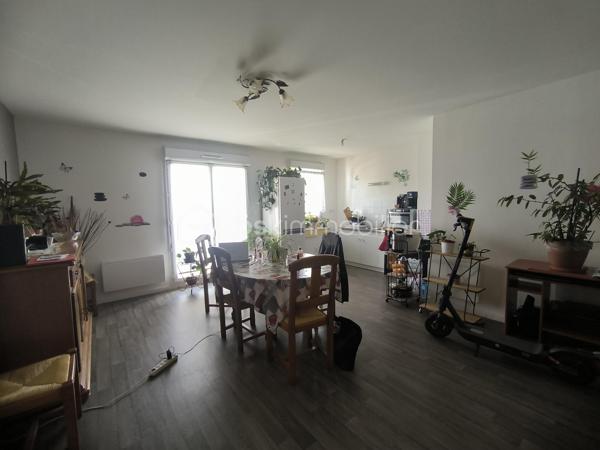 En exclusivité sur Mazingarde
Belle appartement F3
Aucun travaux a prévoir
2 chambres une de 12M2 l'autre de 9M2
Salle de séjour ouverte sur la cuisine 
Salle de bain avec baignoire
Toilette séparer 
Balcon donnant sur le parking
1 place de parking 
Vendu loué
Immeuble de 2012 
Très bien entretenue