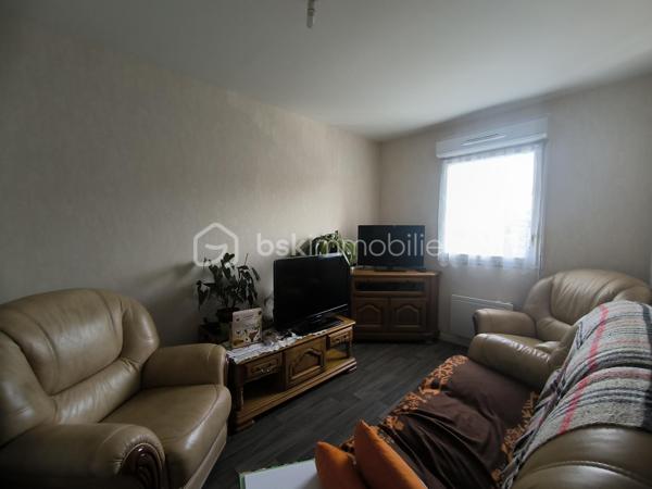En exclusivité sur Mazingarde
Belle appartement F3
Aucun travaux a prévoir
2 chambres une de 12M2 l'autre de 9M2
Salle de séjour ouverte sur la cuisine 
Salle de bain avec baignoire
Toilette séparer 
Balcon donnant sur le parking
1 place de parking 
Vendu loué
Immeuble de 2012 
Très bien entretenue