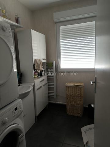 En exclusivité sur Mazingarde
Belle appartement F3
Aucun travaux a prévoir
2 chambres une de 12M2 l'autre de 9M2
Salle de séjour ouverte sur la cuisine 
Salle de bain avec baignoire
Toilette séparer 
Balcon donnant sur le parking
1 place de parking 
Vendu loué
Immeuble de 2012 
Très bien entretenue