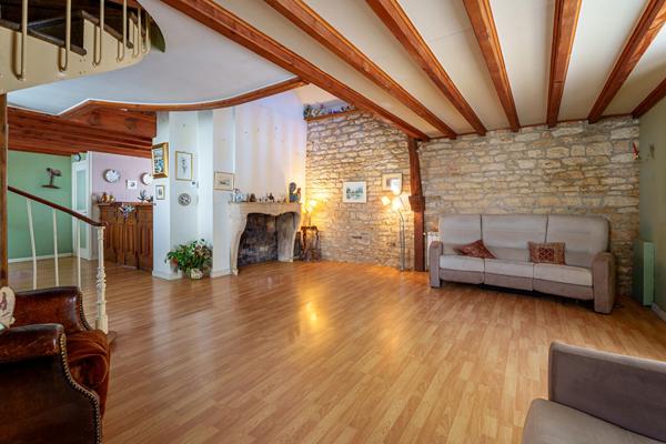 Maison de village à vendre à Fontaines - Charme et potentiel sur 2108 m²