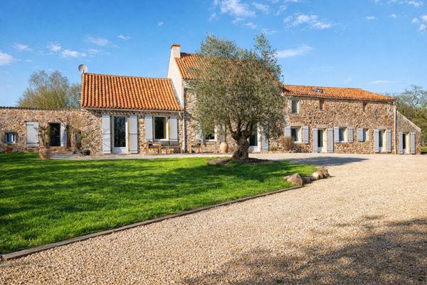 49360 Les Cerqueux – 20 min de Cholet – Longère 235 m² - 5/6 chambres - terrain 3 500 m² - activité possible - calme - commerces - écoles - bus - maison médicale - DPE C
