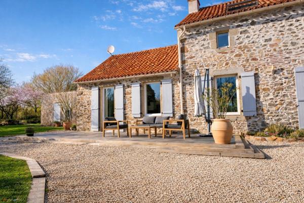 49360 Les Cerqueux – 20 min de Cholet – Longère 235 m² - 5/6 chambres - terrain 3 500 m² - activité possible - calme - commerces - écoles - bus - maison médicale - DPE C
