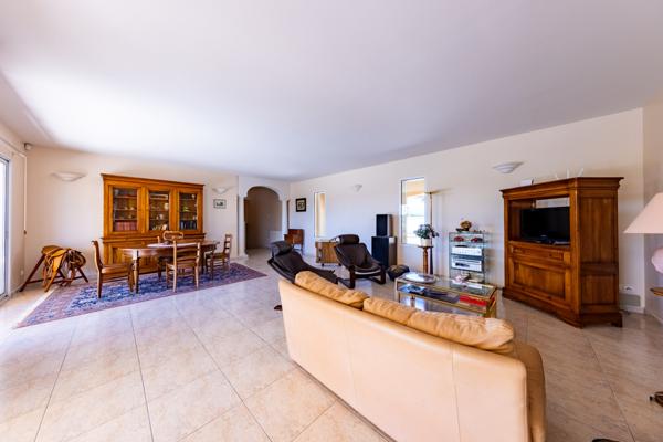 Saint-Gély-du-Fesc (34980) SAINT GELY DU FESC , BELLE MAISON D'ARCHITECTE T7 SUR 1700 M2 ,T2 de 40 M2 DOUBLE GARAGE