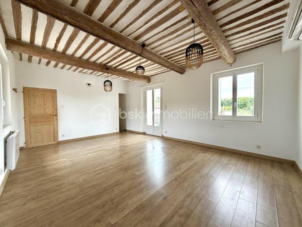 Maison de village de caractère avec grande terrasse, jardin et garage à Malemort-du-Comtat

Idéalement située au cœur de Malemort-du-Comtat, cette charmante maison de village bénéficie d'un emplacement privilégié, à deux pas de tous les commerces, des écoles et des services du quotidien.

Alliant le charme de l'ancien au confort moderne, elle séduit par ses belles prestations authentiques : tomettes anciennes, poutres apparentes et superbes poutres à la française dans la cuisine et la salle à manger créent une atmosphère chaleureuse et typiquement provençale.

Parfaitement agencée, la maison se compose d'un salon / d'une salle à manger, d'une cuisine, d'un bureau ainsi que de quatre chambres, dont une agréable suite parentale.

Côté confort, vous bénéficierez d'une climatisation installée à chaque étage ainsi que du double vitrage, garantissant bien-être et économies d'énergie tout au long de l'année.

À l'extérieur, une très grande terrasse constitue un véritable espace de vie supplémentaire, idéal pour les repas en famille, les moments de détente ou les soirées entre amis. Un jardin vient compléter cet ensemble rare pour une maison de village. 

Un garage, un cellier et une buanderie apportent également un confort de vie particulièrement apprécié au quotidien.
Une maison pleine de charme, parfaitement adaptée à une résidence principale comme à une résidence secondaire, dans l'un des villages les plus recherchés du Comtat Venaissin.

    - Les atouts :
 - Emplacement central, à proximité immédiate des commerces et des écoles
 - Grande terrasse et jardin
 - Garage
 - Cellier et buanderie
 - 4 chambres dont une suite parentale
 - Bureau
 - Climatisation à chaque étage
 - Aucun vis à vis 
 - Double vitrage
 - Tomettes anciennes et poutres à la française
 - À quelques minutes des Gorges de la Nesque

   À découvrir rapidement !