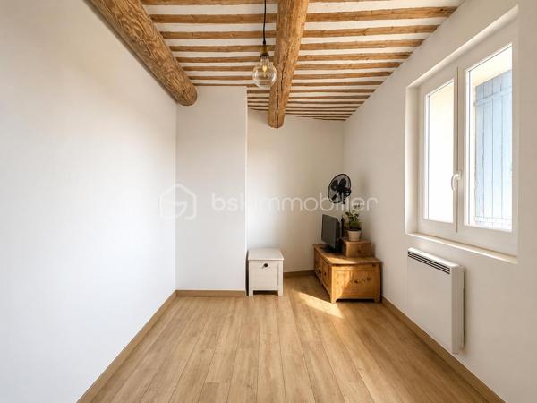 Maison de village de caractère avec grande terrasse, jardin et garage à Malemort-du-Comtat

Idéalement située au cœur de Malemort-du-Comtat, cette charmante maison de village bénéficie d'un emplacement privilégié, à deux pas de tous les commerces, des écoles et des services du quotidien.

Alliant le charme de l'ancien au confort moderne, elle séduit par ses belles prestations authentiques : tomettes anciennes, poutres apparentes et superbes poutres à la française dans la cuisine et la salle à manger créent une atmosphère chaleureuse et typiquement provençale.

Parfaitement agencée, la maison se compose d'un salon / d'une salle à manger, d'une cuisine, d'un bureau ainsi que de quatre chambres, dont une agréable suite parentale.

Côté confort, vous bénéficierez d'une climatisation installée à chaque étage ainsi que du double vitrage, garantissant bien-être et économies d'énergie tout au long de l'année.

À l'extérieur, une très grande terrasse constitue un véritable espace de vie supplémentaire, idéal pour les repas en famille, les moments de détente ou les soirées entre amis. Un jardin vient compléter cet ensemble rare pour une maison de village. 

Un garage, un cellier et une buanderie apportent également un confort de vie particulièrement apprécié au quotidien.
Une maison pleine de charme, parfaitement adaptée à une résidence principale comme à une résidence secondaire, dans l'un des villages les plus recherchés du Comtat Venaissin.

    - Les atouts :
 - Emplacement central, à proximité immédiate des commerces et des écoles
 - Grande terrasse et jardin
 - Garage
 - Cellier et buanderie
 - 4 chambres dont une suite parentale
 - Bureau
 - Climatisation à chaque étage
 - Aucun vis à vis 
 - Double vitrage
 - Tomettes anciennes et poutres à la française
 - À quelques minutes des Gorges de la Nesque

   À découvrir rapidement !