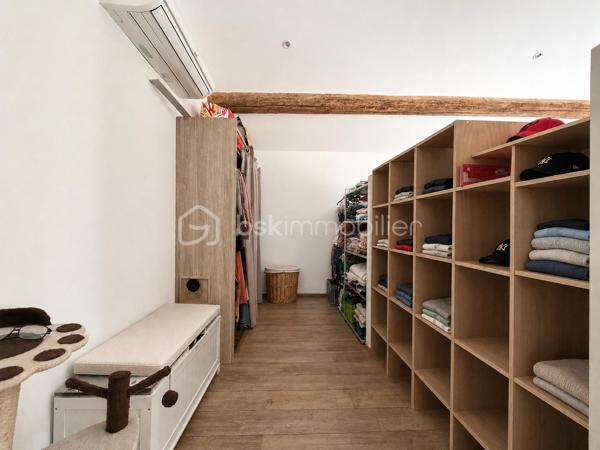 Maison de village de caractère avec grande terrasse, jardin et garage à Malemort-du-Comtat

Idéalement située au cœur de Malemort-du-Comtat, cette charmante maison de village bénéficie d'un emplacement privilégié, à deux pas de tous les commerces, des écoles et des services du quotidien.

Alliant le charme de l'ancien au confort moderne, elle séduit par ses belles prestations authentiques : tomettes anciennes, poutres apparentes et superbes poutres à la française dans la cuisine et la salle à manger créent une atmosphère chaleureuse et typiquement provençale.

Parfaitement agencée, la maison se compose d'un salon / d'une salle à manger, d'une cuisine, d'un bureau ainsi que de quatre chambres, dont une agréable suite parentale.

Côté confort, vous bénéficierez d'une climatisation installée à chaque étage ainsi que du double vitrage, garantissant bien-être et économies d'énergie tout au long de l'année.

À l'extérieur, une très grande terrasse constitue un véritable espace de vie supplémentaire, idéal pour les repas en famille, les moments de détente ou les soirées entre amis. Un jardin vient compléter cet ensemble rare pour une maison de village. 

Un garage, un cellier et une buanderie apportent également un confort de vie particulièrement apprécié au quotidien.
Une maison pleine de charme, parfaitement adaptée à une résidence principale comme à une résidence secondaire, dans l'un des villages les plus recherchés du Comtat Venaissin.

    - Les atouts :
 - Emplacement central, à proximité immédiate des commerces et des écoles
 - Grande terrasse et jardin
 - Garage
 - Cellier et buanderie
 - 4 chambres dont une suite parentale
 - Bureau
 - Climatisation à chaque étage
 - Aucun vis à vis 
 - Double vitrage
 - Tomettes anciennes et poutres à la française
 - À quelques minutes des Gorges de la Nesque

   À découvrir rapidement !