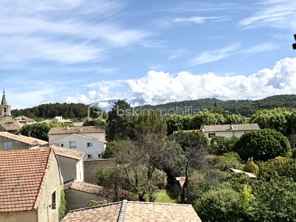 Maison de village de caractère avec grande terrasse, jardin et garage à Malemort-du-Comtat

Idéalement située au cœur de Malemort-du-Comtat, cette charmante maison de village bénéficie d'un emplacement privilégié, à deux pas de tous les commerces, des écoles et des services du quotidien.

Alliant le charme de l'ancien au confort moderne, elle séduit par ses belles prestations authentiques : tomettes anciennes, poutres apparentes et superbes poutres à la française dans la cuisine et la salle à manger créent une atmosphère chaleureuse et typiquement provençale.

Parfaitement agencée, la maison se compose d'un salon / d'une salle à manger, d'une cuisine, d'un bureau ainsi que de quatre chambres, dont une agréable suite parentale.

Côté confort, vous bénéficierez d'une climatisation installée à chaque étage ainsi que du double vitrage, garantissant bien-être et économies d'énergie tout au long de l'année.

À l'extérieur, une très grande terrasse constitue un véritable espace de vie supplémentaire, idéal pour les repas en famille, les moments de détente ou les soirées entre amis. Un jardin vient compléter cet ensemble rare pour une maison de village. 

Un garage, un cellier et une buanderie apportent également un confort de vie particulièrement apprécié au quotidien.
Une maison pleine de charme, parfaitement adaptée à une résidence principale comme à une résidence secondaire, dans l'un des villages les plus recherchés du Comtat Venaissin.

    - Les atouts :
 - Emplacement central, à proximité immédiate des commerces et des écoles
 - Grande terrasse et jardin
 - Garage
 - Cellier et buanderie
 - 4 chambres dont une suite parentale
 - Bureau
 - Climatisation à chaque étage
 - Aucun vis à vis 
 - Double vitrage
 - Tomettes anciennes et poutres à la française
 - À quelques minutes des Gorges de la Nesque

   À découvrir rapidement !