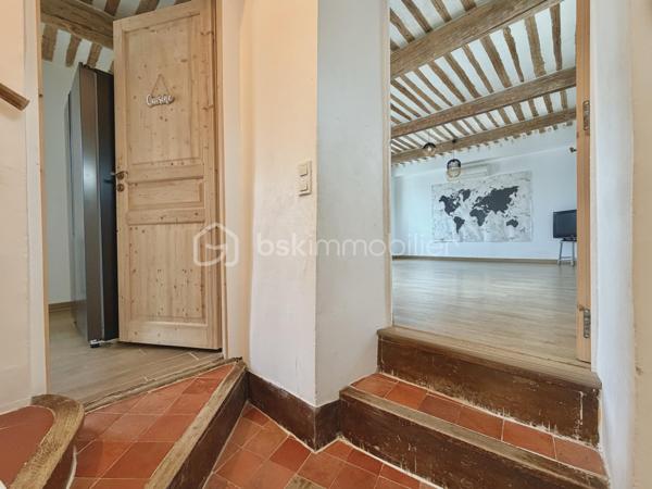 Maison de village de caractère avec grande terrasse, jardin et garage à Malemort-du-Comtat

Idéalement située au cœur de Malemort-du-Comtat, cette charmante maison de village bénéficie d'un emplacement privilégié, à deux pas de tous les commerces, des écoles et des services du quotidien.

Alliant le charme de l'ancien au confort moderne, elle séduit par ses belles prestations authentiques : tomettes anciennes, poutres apparentes et superbes poutres à la française dans la cuisine et la salle à manger créent une atmosphère chaleureuse et typiquement provençale.

Parfaitement agencée, la maison se compose d'un salon / d'une salle à manger, d'une cuisine, d'un bureau ainsi que de quatre chambres, dont une agréable suite parentale.

Côté confort, vous bénéficierez d'une climatisation installée à chaque étage ainsi que du double vitrage, garantissant bien-être et économies d'énergie tout au long de l'année.

À l'extérieur, une très grande terrasse constitue un véritable espace de vie supplémentaire, idéal pour les repas en famille, les moments de détente ou les soirées entre amis. Un jardin vient compléter cet ensemble rare pour une maison de village. 

Un garage, un cellier et une buanderie apportent également un confort de vie particulièrement apprécié au quotidien.
Une maison pleine de charme, parfaitement adaptée à une résidence principale comme à une résidence secondaire, dans l'un des villages les plus recherchés du Comtat Venaissin.

    - Les atouts :
 - Emplacement central, à proximité immédiate des commerces et des écoles
 - Grande terrasse et jardin
 - Garage
 - Cellier et buanderie
 - 4 chambres dont une suite parentale
 - Bureau
 - Climatisation à chaque étage
 - Aucun vis à vis 
 - Double vitrage
 - Tomettes anciennes et poutres à la française
 - À quelques minutes des Gorges de la Nesque

   À découvrir rapidement !