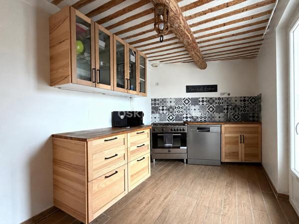 Maison de village de caractère avec grande terrasse, jardin et garage à Malemort-du-Comtat

Idéalement située au cœur de Malemort-du-Comtat, cette charmante maison de village bénéficie d'un emplacement privilégié, à deux pas de tous les commerces, des écoles et des services du quotidien.

Alliant le charme de l'ancien au confort moderne, elle séduit par ses belles prestations authentiques : tomettes anciennes, poutres apparentes et superbes poutres à la française dans la cuisine et la salle à manger créent une atmosphère chaleureuse et typiquement provençale.

Parfaitement agencée, la maison se compose d'un salon / d'une salle à manger, d'une cuisine, d'un bureau ainsi que de quatre chambres, dont une agréable suite parentale.

Côté confort, vous bénéficierez d'une climatisation installée à chaque étage ainsi que du double vitrage, garantissant bien-être et économies d'énergie tout au long de l'année.

À l'extérieur, une très grande terrasse constitue un véritable espace de vie supplémentaire, idéal pour les repas en famille, les moments de détente ou les soirées entre amis. Un jardin vient compléter cet ensemble rare pour une maison de village. 

Un garage, un cellier et une buanderie apportent également un confort de vie particulièrement apprécié au quotidien.
Une maison pleine de charme, parfaitement adaptée à une résidence principale comme à une résidence secondaire, dans l'un des villages les plus recherchés du Comtat Venaissin.

    - Les atouts :
 - Emplacement central, à proximité immédiate des commerces et des écoles
 - Grande terrasse et jardin
 - Garage
 - Cellier et buanderie
 - 4 chambres dont une suite parentale
 - Bureau
 - Climatisation à chaque étage
 - Aucun vis à vis 
 - Double vitrage
 - Tomettes anciennes et poutres à la française
 - À quelques minutes des Gorges de la Nesque

   À découvrir rapidement !