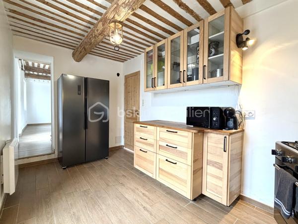 Maison de village de caractère avec grande terrasse, jardin et garage à Malemort-du-Comtat

Idéalement située au cœur de Malemort-du-Comtat, cette charmante maison de village bénéficie d'un emplacement privilégié, à deux pas de tous les commerces, des écoles et des services du quotidien.

Alliant le charme de l'ancien au confort moderne, elle séduit par ses belles prestations authentiques : tomettes anciennes, poutres apparentes et superbes poutres à la française dans la cuisine et la salle à manger créent une atmosphère chaleureuse et typiquement provençale.

Parfaitement agencée, la maison se compose d'un salon / d'une salle à manger, d'une cuisine, d'un bureau ainsi que de quatre chambres, dont une agréable suite parentale.

Côté confort, vous bénéficierez d'une climatisation installée à chaque étage ainsi que du double vitrage, garantissant bien-être et économies d'énergie tout au long de l'année.

À l'extérieur, une très grande terrasse constitue un véritable espace de vie supplémentaire, idéal pour les repas en famille, les moments de détente ou les soirées entre amis. Un jardin vient compléter cet ensemble rare pour une maison de village. 

Un garage, un cellier et une buanderie apportent également un confort de vie particulièrement apprécié au quotidien.
Une maison pleine de charme, parfaitement adaptée à une résidence principale comme à une résidence secondaire, dans l'un des villages les plus recherchés du Comtat Venaissin.

    - Les atouts :
 - Emplacement central, à proximité immédiate des commerces et des écoles
 - Grande terrasse et jardin
 - Garage
 - Cellier et buanderie
 - 4 chambres dont une suite parentale
 - Bureau
 - Climatisation à chaque étage
 - Aucun vis à vis 
 - Double vitrage
 - Tomettes anciennes et poutres à la française
 - À quelques minutes des Gorges de la Nesque

   À découvrir rapidement !