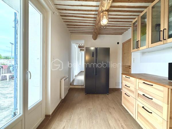Maison de village de caractère avec grande terrasse, jardin et garage à Malemort-du-Comtat

Idéalement située au cœur de Malemort-du-Comtat, cette charmante maison de village bénéficie d'un emplacement privilégié, à deux pas de tous les commerces, des écoles et des services du quotidien.

Alliant le charme de l'ancien au confort moderne, elle séduit par ses belles prestations authentiques : tomettes anciennes, poutres apparentes et superbes poutres à la française dans la cuisine et la salle à manger créent une atmosphère chaleureuse et typiquement provençale.

Parfaitement agencée, la maison se compose d'un salon / d'une salle à manger, d'une cuisine, d'un bureau ainsi que de quatre chambres, dont une agréable suite parentale.

Côté confort, vous bénéficierez d'une climatisation installée à chaque étage ainsi que du double vitrage, garantissant bien-être et économies d'énergie tout au long de l'année.

À l'extérieur, une très grande terrasse constitue un véritable espace de vie supplémentaire, idéal pour les repas en famille, les moments de détente ou les soirées entre amis. Un jardin vient compléter cet ensemble rare pour une maison de village. 

Un garage, un cellier et une buanderie apportent également un confort de vie particulièrement apprécié au quotidien.
Une maison pleine de charme, parfaitement adaptée à une résidence principale comme à une résidence secondaire, dans l'un des villages les plus recherchés du Comtat Venaissin.

    - Les atouts :
 - Emplacement central, à proximité immédiate des commerces et des écoles
 - Grande terrasse et jardin
 - Garage
 - Cellier et buanderie
 - 4 chambres dont une suite parentale
 - Bureau
 - Climatisation à chaque étage
 - Aucun vis à vis 
 - Double vitrage
 - Tomettes anciennes et poutres à la française
 - À quelques minutes des Gorges de la Nesque

   À découvrir rapidement !