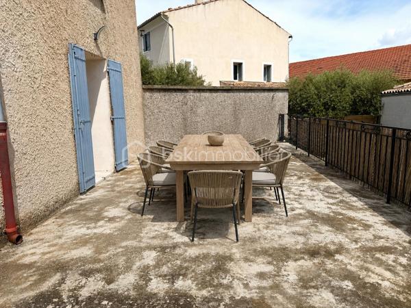 Maison de village de caractère avec grande terrasse, jardin et garage à Malemort-du-Comtat

Idéalement située au cœur de Malemort-du-Comtat, cette charmante maison de village bénéficie d'un emplacement privilégié, à deux pas de tous les commerces, des écoles et des services du quotidien.

Alliant le charme de l'ancien au confort moderne, elle séduit par ses belles prestations authentiques : tomettes anciennes, poutres apparentes et superbes poutres à la française dans la cuisine et la salle à manger créent une atmosphère chaleureuse et typiquement provençale.

Parfaitement agencée, la maison se compose d'un salon / d'une salle à manger, d'une cuisine, d'un bureau ainsi que de quatre chambres, dont une agréable suite parentale.

Côté confort, vous bénéficierez d'une climatisation installée à chaque étage ainsi que du double vitrage, garantissant bien-être et économies d'énergie tout au long de l'année.

À l'extérieur, une très grande terrasse constitue un véritable espace de vie supplémentaire, idéal pour les repas en famille, les moments de détente ou les soirées entre amis. Un jardin vient compléter cet ensemble rare pour une maison de village. 

Un garage, un cellier et une buanderie apportent également un confort de vie particulièrement apprécié au quotidien.
Une maison pleine de charme, parfaitement adaptée à une résidence principale comme à une résidence secondaire, dans l'un des villages les plus recherchés du Comtat Venaissin.

    - Les atouts :
 - Emplacement central, à proximité immédiate des commerces et des écoles
 - Grande terrasse et jardin
 - Garage
 - Cellier et buanderie
 - 4 chambres dont une suite parentale
 - Bureau
 - Climatisation à chaque étage
 - Aucun vis à vis 
 - Double vitrage
 - Tomettes anciennes et poutres à la française
 - À quelques minutes des Gorges de la Nesque

   À découvrir rapidement !