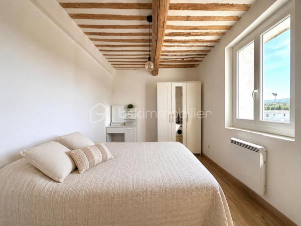 Maison de village de caractère avec grande terrasse, jardin et garage à Malemort-du-Comtat

Idéalement située au cœur de Malemort-du-Comtat, cette charmante maison de village bénéficie d'un emplacement privilégié, à deux pas de tous les commerces, des écoles et des services du quotidien.

Alliant le charme de l'ancien au confort moderne, elle séduit par ses belles prestations authentiques : tomettes anciennes, poutres apparentes et superbes poutres à la française dans la cuisine et la salle à manger créent une atmosphère chaleureuse et typiquement provençale.

Parfaitement agencée, la maison se compose d'un salon / d'une salle à manger, d'une cuisine, d'un bureau ainsi que de quatre chambres, dont une agréable suite parentale.

Côté confort, vous bénéficierez d'une climatisation installée à chaque étage ainsi que du double vitrage, garantissant bien-être et économies d'énergie tout au long de l'année.

À l'extérieur, une très grande terrasse constitue un véritable espace de vie supplémentaire, idéal pour les repas en famille, les moments de détente ou les soirées entre amis. Un jardin vient compléter cet ensemble rare pour une maison de village. 

Un garage, un cellier et une buanderie apportent également un confort de vie particulièrement apprécié au quotidien.
Une maison pleine de charme, parfaitement adaptée à une résidence principale comme à une résidence secondaire, dans l'un des villages les plus recherchés du Comtat Venaissin.

    - Les atouts :
 - Emplacement central, à proximité immédiate des commerces et des écoles
 - Grande terrasse et jardin
 - Garage
 - Cellier et buanderie
 - 4 chambres dont une suite parentale
 - Bureau
 - Climatisation à chaque étage
 - Aucun vis à vis 
 - Double vitrage
 - Tomettes anciennes et poutres à la française
 - À quelques minutes des Gorges de la Nesque

   À découvrir rapidement !