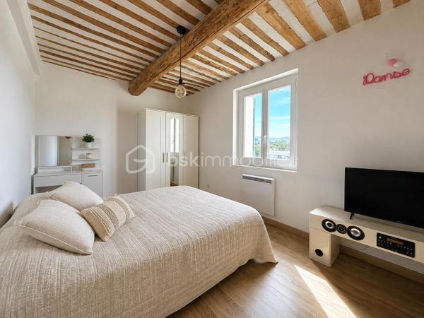 Maison de village de caractère avec grande terrasse, jardin et garage à Malemort-du-Comtat

Idéalement située au cœur de Malemort-du-Comtat, cette charmante maison de village bénéficie d'un emplacement privilégié, à deux pas de tous les commerces, des écoles et des services du quotidien.

Alliant le charme de l'ancien au confort moderne, elle séduit par ses belles prestations authentiques : tomettes anciennes, poutres apparentes et superbes poutres à la française dans la cuisine et la salle à manger créent une atmosphère chaleureuse et typiquement provençale.

Parfaitement agencée, la maison se compose d'un salon / d'une salle à manger, d'une cuisine, d'un bureau ainsi que de quatre chambres, dont une agréable suite parentale.

Côté confort, vous bénéficierez d'une climatisation installée à chaque étage ainsi que du double vitrage, garantissant bien-être et économies d'énergie tout au long de l'année.

À l'extérieur, une très grande terrasse constitue un véritable espace de vie supplémentaire, idéal pour les repas en famille, les moments de détente ou les soirées entre amis. Un jardin vient compléter cet ensemble rare pour une maison de village. 

Un garage, un cellier et une buanderie apportent également un confort de vie particulièrement apprécié au quotidien.
Une maison pleine de charme, parfaitement adaptée à une résidence principale comme à une résidence secondaire, dans l'un des villages les plus recherchés du Comtat Venaissin.

    - Les atouts :
 - Emplacement central, à proximité immédiate des commerces et des écoles
 - Grande terrasse et jardin
 - Garage
 - Cellier et buanderie
 - 4 chambres dont une suite parentale
 - Bureau
 - Climatisation à chaque étage
 - Aucun vis à vis 
 - Double vitrage
 - Tomettes anciennes et poutres à la française
 - À quelques minutes des Gorges de la Nesque

   À découvrir rapidement !