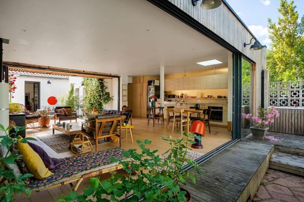 Maison années 50 et extension contemporaine totalement traversante!