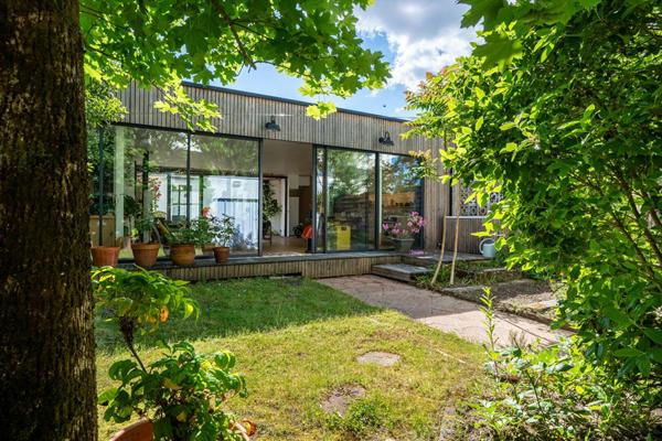 Maison années 50 et extension contemporaine totalement traversante!