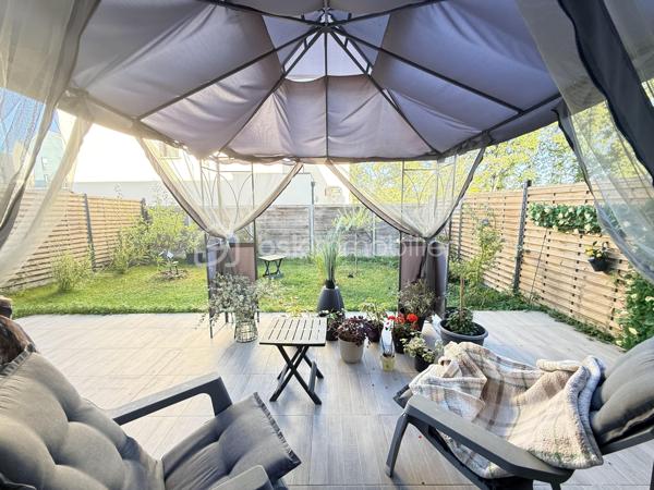 À vendre à Orgères, belle maison familiale d’une superficie de 136 m², offrant de beaux volumes et un agencement idéal pour une famille.

Au rez-de-chaussée:
Un agréable salon-séjour
Une cuisine aménagée et équipée
Un deuxième salon, pouvant également être aménagé en chambre
Une buanderie
Une salle d’eau
Un WC indépendant

À l’étage:
Quatre chambres
Une salle de bains
Un WC indépendant
La maison dispose également d’un garage ainsi que d’une terrasse ouverte sur le jardin, offrant un espace extérieur agréable pour profiter des beaux jours.
Avec ses 136 m² habitables, ses nombreux espaces et ses possibilités d’aménagement, cette maison offre un cadre de vie confortable et fonctionnel.
Une maison à découvrir sans tarder à Orgères !
📍 Orgères
🏠 136 m²
🛏️ 5 chambres possibles
🛁 1 salle de bains + 1 salle d’eau
🚗 Garage
🌿 Jardin avec terrasse

Maison chauffée via une pompe à chaleur qui alimente un plancher chauffant haut et bas. 

A 10mn de Rennes 
Proche du bourg, de ses commodités et des écoles. 

A venir visiter sans plus tarder. 
Un conseiller disponible 7/7.