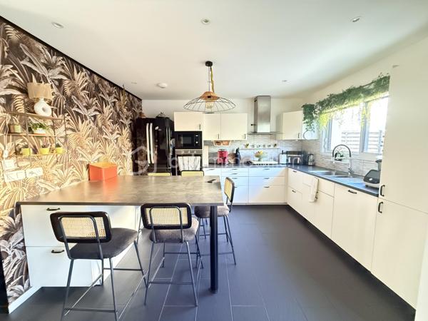 À vendre à Orgères, belle maison familiale d’une superficie de 136 m², offrant de beaux volumes et un agencement idéal pour une famille.

Au rez-de-chaussée:
Un agréable salon-séjour
Une cuisine aménagée et équipée
Un deuxième salon, pouvant également être aménagé en chambre
Une buanderie
Une salle d’eau
Un WC indépendant

À l’étage:
Quatre chambres
Une salle de bains
Un WC indépendant
La maison dispose également d’un garage ainsi que d’une terrasse ouverte sur le jardin, offrant un espace extérieur agréable pour profiter des beaux jours.
Avec ses 136 m² habitables, ses nombreux espaces et ses possibilités d’aménagement, cette maison offre un cadre de vie confortable et fonctionnel.
Une maison à découvrir sans tarder à Orgères !
📍 Orgères
🏠 136 m²
🛏️ 5 chambres possibles
🛁 1 salle de bains + 1 salle d’eau
🚗 Garage
🌿 Jardin avec terrasse

Maison chauffée via une pompe à chaleur qui alimente un plancher chauffant haut et bas. 

A 10mn de Rennes 
Proche du bourg, de ses commodités et des écoles. 

A venir visiter sans plus tarder. 
Un conseiller disponible 7/7.