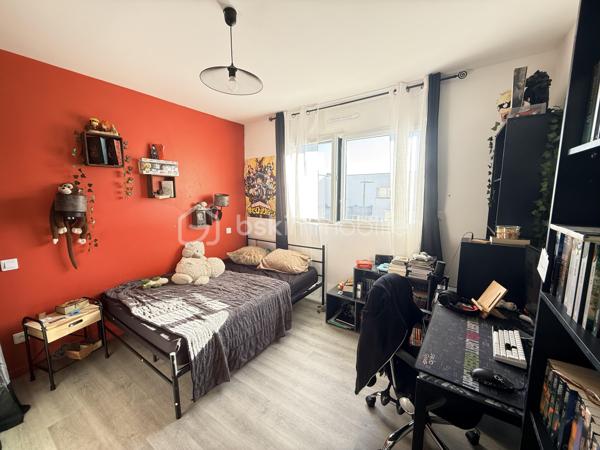 À vendre à Orgères, belle maison familiale d’une superficie de 136 m², offrant de beaux volumes et un agencement idéal pour une famille.

Au rez-de-chaussée:
Un agréable salon-séjour
Une cuisine aménagée et équipée
Un deuxième salon, pouvant également être aménagé en chambre
Une buanderie
Une salle d’eau
Un WC indépendant

À l’étage:
Quatre chambres
Une salle de bains
Un WC indépendant
La maison dispose également d’un garage ainsi que d’une terrasse ouverte sur le jardin, offrant un espace extérieur agréable pour profiter des beaux jours.
Avec ses 136 m² habitables, ses nombreux espaces et ses possibilités d’aménagement, cette maison offre un cadre de vie confortable et fonctionnel.
Une maison à découvrir sans tarder à Orgères !
📍 Orgères
🏠 136 m²
🛏️ 5 chambres possibles
🛁 1 salle de bains + 1 salle d’eau
🚗 Garage
🌿 Jardin avec terrasse

Maison chauffée via une pompe à chaleur qui alimente un plancher chauffant haut et bas. 

A 10mn de Rennes 
Proche du bourg, de ses commodités et des écoles. 

A venir visiter sans plus tarder. 
Un conseiller disponible 7/7.